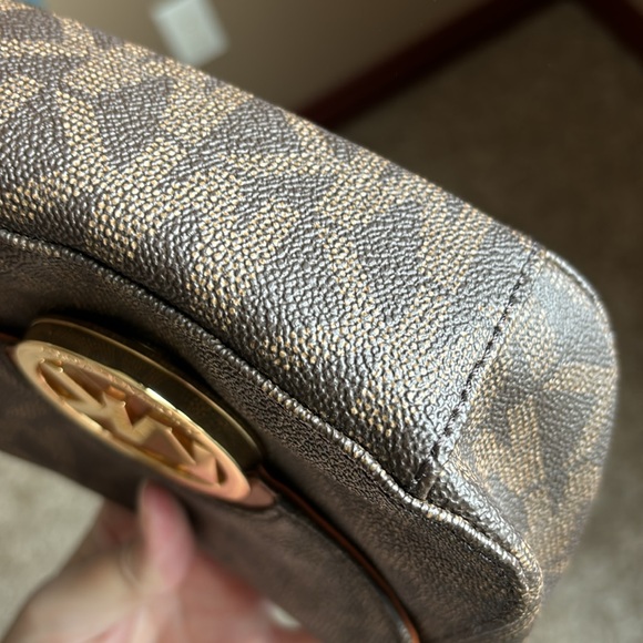 Michael Kors small crossbody signature bag in brown with gold tone hardware EUC - Picture 7 of 12